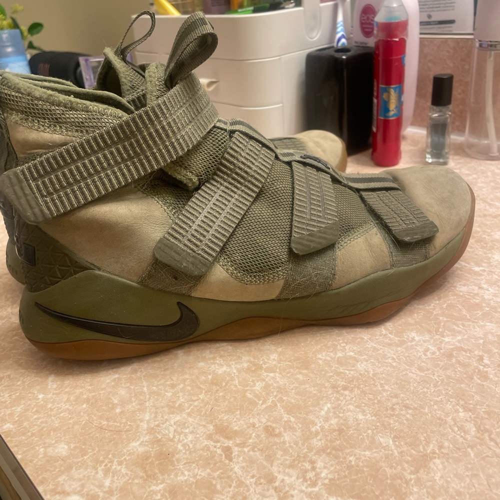 Nike LeBron Zoom Soldier 11